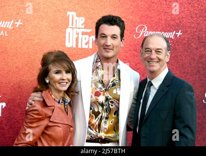 Los Angeles, California, Stati Uniti d'America 20th Aprile 2022 il produttore/attore esecutivo Miles Teller e genitori Merry Flowers e Mike Teller partecipano alla Paramount+ Premiere di 'l'offerta' presso Paramount Studios il 20 Aprile 2022 a Los Angeles, California, Stati Uniti d'America. Foto di Barry King/Alamy Live News Foto Stock