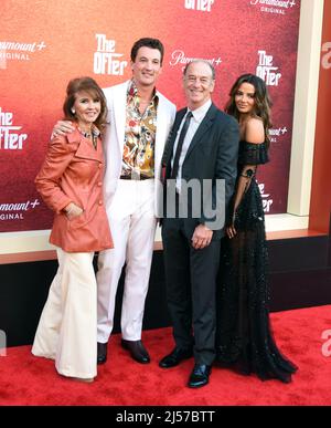 Los Angeles, California, USA 20th Aprile 2022 Executive Producer/Actor Miles Teller e i genitori Merry Flowers e Mike Teller e Keleigh Sperry partecipano alla Paramount+ Premiere di 'l'offerta' presso Paramount Studios il 20 Aprile 2022 a Los Angeles, California, USA. Foto di Barry King/Alamy Live News Foto Stock