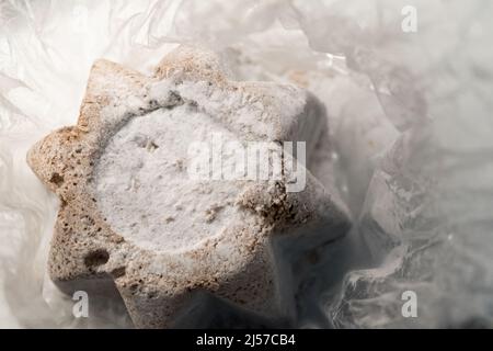 Un pandoro con zucchero a velo all'interno della confezione Foto Stock