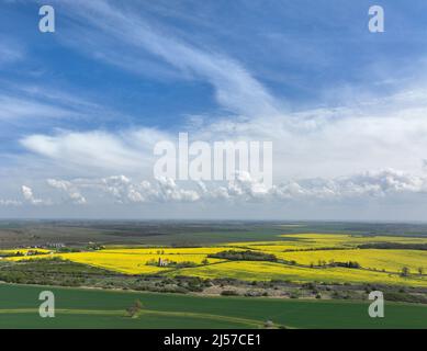 Woodwalton, Regno Unito. 19th Apr 2022. St. Andrew's Church a Woodwalton, con campi di colza gialli intorno a Woodwalton, Cambridgeshire, Regno Unito, il 19 aprile 2022. Credit: Paul Marriott/Alamy Live News Foto Stock