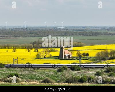 Woodwalton, Regno Unito. 19th Apr 2022. St. Andrew's Church a Woodwalton, con campi di colza gialli intorno a Woodwalton, Cambridgeshire, Regno Unito, il 19 aprile 2022. Credit: Paul Marriott/Alamy Live News Foto Stock