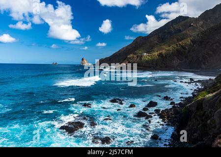 Sulla splendida spiaggia naturale di playa de Benijo nel nord di Tenerife Isole Canarie Spagna Foto Stock