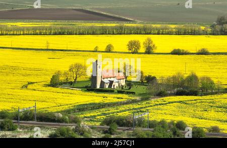 Woodwalton, Regno Unito. 19th Apr 2022. St. Andrew's Church a Woodwalton, con campi di colza gialli intorno a Woodwalton, Cambridgeshire, Regno Unito, il 19 aprile 2022. Credit: Paul Marriott/Alamy Live News Foto Stock