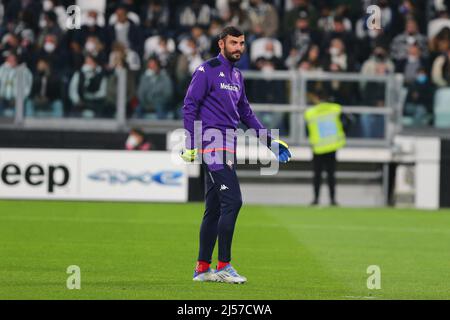 TORINO, ITALIA - 20 APRILE 2022. Pietro Terracciano di ACF Fiorentina durante la Coppa Italia semi-finale 2nd a cavallo tra Juventus FC e ACF Fiorentina allo Stadio Allianz il 20 aprile 2022 a Torino. Juventus ha vinto 2-0 anni su Fiorentina. Credit: Massimiliano Ferraro/Medialys Images/Alamy Live News Foto Stock