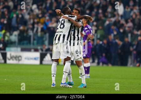 TORINO, ITALIA - 20 APRILE 2022. Danilo Luiz da Silva del Juventus FC festeggia dopo aver segnato con Denis Zakaria durante la gara di Coppa Italia semifinale 2nd tra Juventus FC e ACF Fiorentina allo Stadio Allianz il 20 aprile 2022 a Torino. Juventus ha vinto 2-0 anni su Fiorentina. Credit: Massimiliano Ferraro/Medialys Images/Alamy Live News Foto Stock