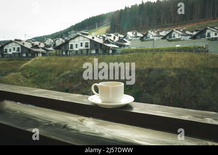 Tazza di caffè sul balcone in legno nella stazione sciistica Foto Stock