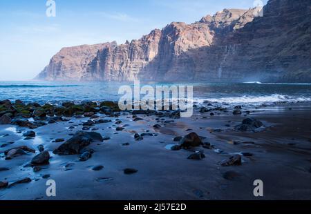 Sole situato sulla scogliera di Los Gigantes sulla costa occidentale delle Isole Canarie di Tenerife Foto Stock