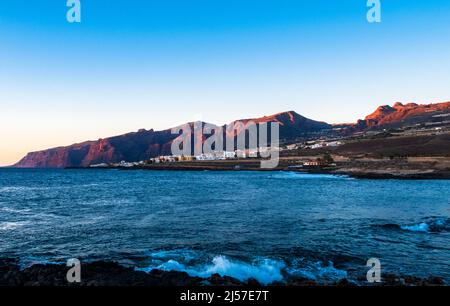 Sole situato sulla scogliera di Los Gigantes sulla costa occidentale delle Isole Canarie di Tenerife Foto Stock