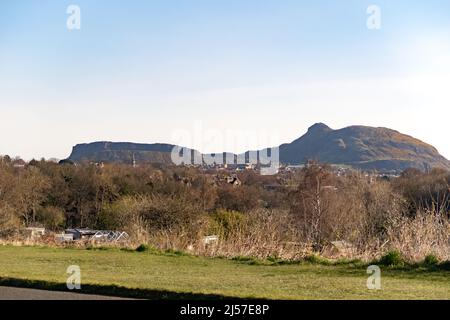 Una vista dei giardini di assegnazione nell'area MornInside di Edimburgo con Arthur's Seat sullo sfondo Foto Stock
