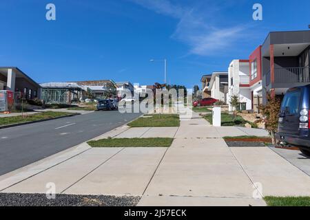 Denman Prospect un nuovo sobborgo in costruzione vicino Canberra, completato case e case cittadine in questo nuovo sviluppo, Canberra, ACT, Australia Foto Stock