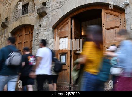 Firenze, Italia. 14th Apr 2022. La gente cammina davanti al museo della casa di Dante a Firenze, 14 aprile 2022. Dante, poeta, celebre studioso e filosofo, nasce a Firenze nel 1265. È noto principalmente come autore della Divina Commedia, un poema epico diviso in tre libri di uguale lunghezza e considerato da critici e storici l'opera preminente in italiano. Credit: Jin Mamengni/Xinhua/Alamy Live News Foto Stock