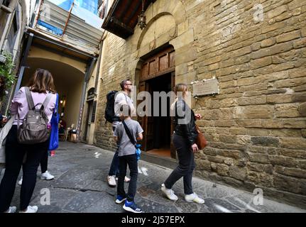 Firenze, Italia. 14th Apr 2022. I turisti sono visti fuori dalla Chiesa di Dante a Firenze, 14 aprile 2022. Dante, poeta, celebre studioso e filosofo, nasce a Firenze nel 1265. È noto principalmente come autore della Divina Commedia, un poema epico diviso in tre libri di uguale lunghezza e considerato da critici e storici l'opera preminente in italiano. Credit: Jin Mamengni/Xinhua/Alamy Live News Foto Stock