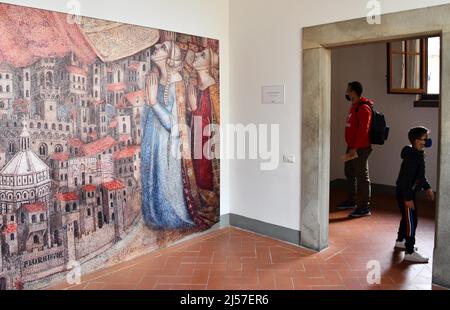 Firenze, Italia. 14th Apr 2022. I turisti visitano la casa museo di Dante a Firenze, 14 aprile 2022. Dante, poeta, celebre studioso e filosofo, nasce a Firenze nel 1265. È noto principalmente come autore della Divina Commedia, un poema epico diviso in tre libri di uguale lunghezza e considerato da critici e storici l'opera preminente in italiano. Credit: Jin Mamengni/Xinhua/Alamy Live News Foto Stock