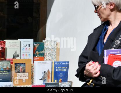 Firenze, Italia. 14th Apr 2022. I libri relativi a Dante Alighieri sono pubblicati in una libreria di Firenze, il 14 aprile 2022. Dante, poeta, celebre studioso e filosofo, nasce a Firenze nel 1265. È noto principalmente come autore della Divina Commedia, un poema epico diviso in tre libri di uguale lunghezza e considerato da critici e storici l'opera preminente in italiano. Credit: Jin Mamengni/Xinhua/Alamy Live News Foto Stock