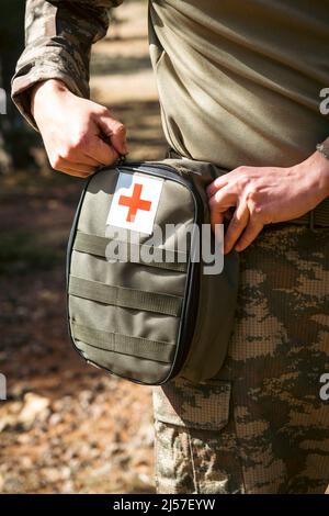 Kit di pronto soccorso militare. Medic del soldato camuffato. Cartello di  pronto soccorso bianco e rosso Foto stock - Alamy