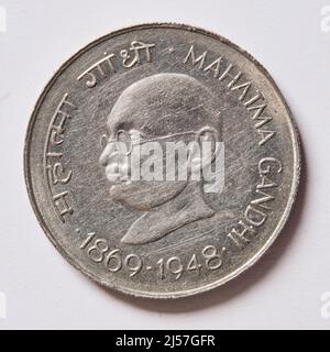 India: Una moneta da 10 rupie che commemora il centenario della nascita di Mohandas Karamchand Gandhi (1869-1948) aka Mahatma Gandhi, 1969. Gandhi è stato il leader politico e ideologico predominante dell'India durante il movimento per l'indipendenza dell'India. Ha introdotto satyagraha. Questo è definito come resistenza alla tirannia attraverso la disobbedienza civile di massa, una filosofia saldamente fondata su ahimsa, o totale non-violenza. Questo concetto ha aiutato l'India ad ottenere l'indipendenza e ha ispirato movimenti per i diritti civili e la libertà in tutto il mondo. Gandhi viene spesso definito Mahatma Gandhi o "Grande anima". Foto Stock