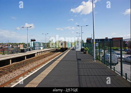 NESTON.WIRRAL. INGHILTERRA. 04-05-19 trasporto per il Galles treno 150260 avvicinarsi alle strutture di base della stazione con il servizio 16,10 Bidston. Foto Stock