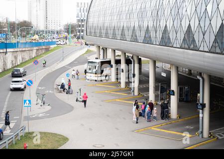 Poznan, Polonia - Stazione degli autobus nel centro commerciale Avenida. Aiuto dei rifugiati ucraini Foto Stock