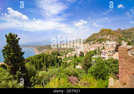 Taormina (Sicilia, Italia) - una vista del centro storico della città turistica in provincia di Messina, isola della Sicilia durante l'estate, famosa per il teatro antico Foto Stock