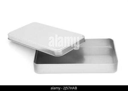 Scatola in metallo grigio argento spazzolato con coperchio aperto su sfondo bianco. Elemento di progettazione. Spazio di copia. Foto Stock