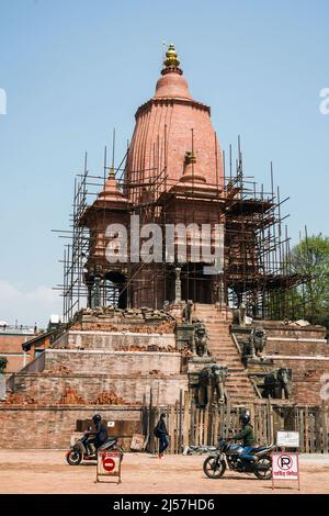 Templi nel distretto del tempio di Piazza Durbar che sono stati distrutti dal terremoto il 25 aprile 2015 sono in fase di restauro, Kathmandu, Nepal --- Durch das Erdbeben am 25.4.2015 zerstörte Tempel im Tempelbezirk Durbar Square werden reatauriert, Kathmandu, Nepal Foto Stock