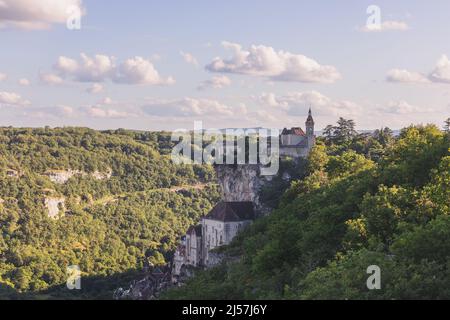 Mecca per i pellegrini l'insediamento di Rocamadour è famoso per i suoi monumenti storici e il suo santuario della Beata Vergine Maria, alto e medio livello del villaggio Foto Stock