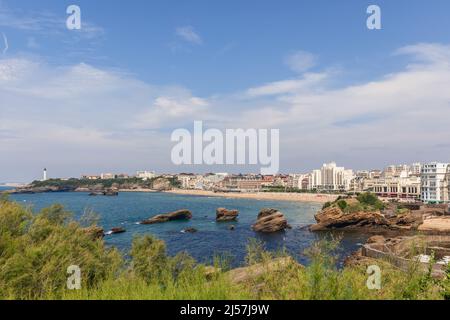 Vista dalle scogliere Rocher de la Vierge alle scogliere di Gamaritz e alla costa della città di Biarritz. Pirenei Atlantici, Paesi Baschi francesi Foto Stock