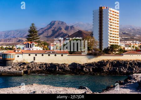 Passeggiata mattutina lungo il lungomare di Los Cristianos sulla costa meridionale delle Isole Canarie di Tenerife Foto Stock