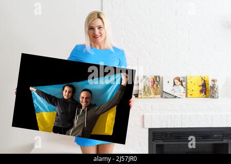 Foto tela persone con la bandiera di Ucraina Foto Stock