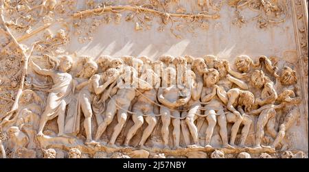 Particolare del Giudizio universale, bassorilievo esterno della facciata della cattedrale della famosa cattedrale di Santa Maria Assunta sulla piazza centrale o Foto Stock