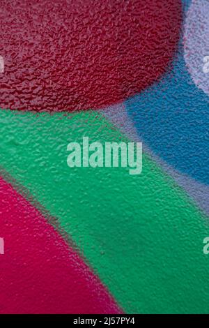 Frammento della parete con colorati graffiti dipinti in strada. Parte di colorati graffiti Street art su sfondo a parete Foto Stock