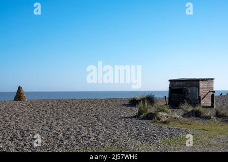 North Sea Sentinel è un tradizionale cairn creato da Henry Fletcher utilizzando pietra di aragia corallina di origine locale che è stato esposto da erosione costiera. Foto Stock