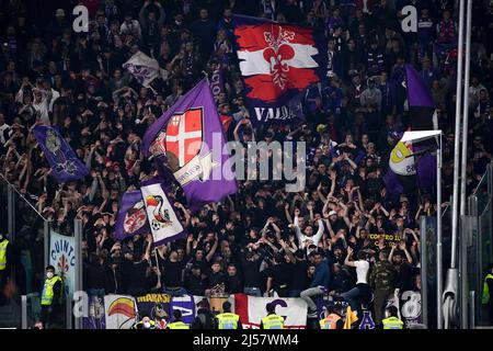 Torino, Italia. 20 aprile 2022. Gli appassionati di ACF Fiorentina si esibiscono in occasione della semifinale Coppa Italia di calcio seconda gamba tra Juventus FC e ACF Fiorentina. Credit: Nicolò campo/Alamy Live News Foto Stock