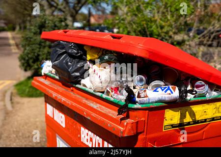 Woodbridge Suffolk UK Aprile 20 2022: Un bidone delle ruote pubblico che trabocca di riciclaggio che non è stato raccolto e sta causando un problema Foto Stock