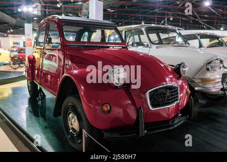 '7/31/2021 - Sharjah, Emirati Arabi Uniti: Citroen 2CV 1986 Classic French Car - Red Antique. Foto Stock