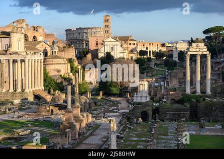 Guardando attraverso il Foro Romano dal Campidoglio, con il Colosseo in lontananza, Roma, Italia. Foto Stock