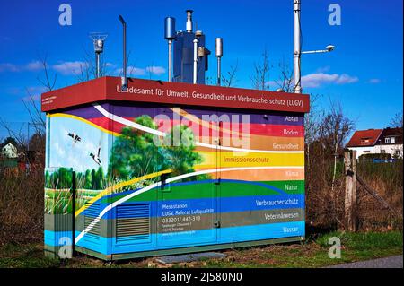 Blankenfelde-Mahlow, Germania - 14 marzo 2020: Stazione di misurazione per il controllo dei dati ambientali dell'autorità ambientale del Brandeburgo (LUGV Foto Stock