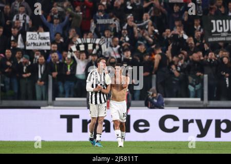 Torino, 20th aprile 2022. Dusan Vlahovic di Juventus discute con il compagno di squadra Paulo Dybala in seguito al fischio finale della partita della Coppa Italia allo Stadio Allianz di Torino. Il credito d'immagine dovrebbe essere: Jonathan Moscrop / Sportimage Foto Stock
