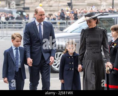 Londra, Regno Unito. 29 marzo 2022. Principe William, Duca di Cambridge, Caterina, Duchessa di Cambridge con i loro figli il Principe Giorgio e la Principessa Charlot Foto Stock