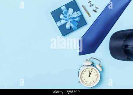 Festa dei padri. Tie sveglia regalo cofflinks baseball cappellino su uno sfondo blu. Foto Stock