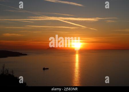 Tramonto sul Mar Tirreno con vista sull'isola vulcanica di Stromboli Foto Stock