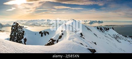 Foto panoramica, climber solista sulla cresta sommitale di Husafjellet, Isola di Senja, Trom, Norvegia Foto Stock