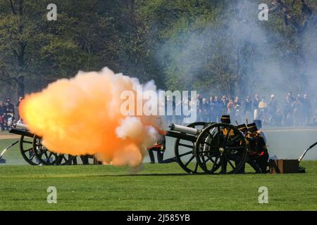 Londra, Regno Unito. 21st Apr 2022. A Hyde Park viene sparato un saluto Royal Gun di 41 round per segnare il compleanno della Regina. Credit: Imagplotter/Alamy Live News Foto Stock