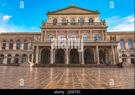 Das Operhaus in der Stadtmitte von Hannover bei Blauen Himmel und Sonnenschein, Hannover, Niedersachsen, Deutschland Foto Stock