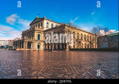 Das Operhaus in der Stadtmitte von Hannover bei Blauen Himmel und Sonnenschein, Hannover, Niedersachsen, Deutschland Foto Stock