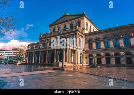 Das Operhaus in der Stadtmitte von Hannover bei Blauen Himmel und Sonnenschein, Hannover, Niedersachsen, Deutschland Foto Stock