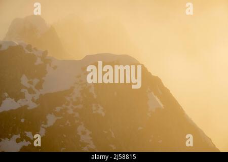 Winterliche Gipfel der Ammergauer Berge im Morgenlicht, Branderschrofen, Fuessen, Ostallgaeu, Schwaben, Bayern, Germania Foto Stock