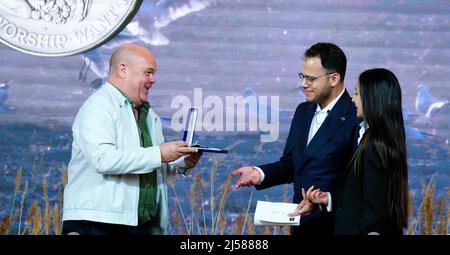 2022-04-21 11:47:49 MIDDELBURG - Ozgur Gur e Melike Balkan di UniKuir ricevono il Premio quattro libertà per la libertà dalla paura da Paul de Leeuw. I Four Freedoms Awards sono presentati ogni anno a uomini, donne e organizzazioni i cui sforzi e realizzazioni dimostrano un profondo impegno per gli ideali proclamati dal Presidente Franklin Delano Roosevelt nel suo storico discorso delle quattro libertà del 1941. ANP MARCO DE SWART uscita paesi bassi - belgio fuori Foto Stock