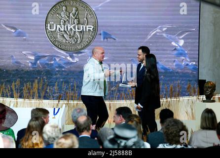 2022-04-21 11:47:51 MIDDELBURG - Ozgur Gur e Melike Balkan di UniKuir ricevono il Premio quattro libertà per la libertà dalla paura da Paul de Leeuw. I Four Freedoms Awards sono presentati ogni anno a uomini, donne e organizzazioni i cui sforzi e realizzazioni dimostrano un profondo impegno per gli ideali proclamati dal Presidente Franklin Delano Roosevelt nel suo storico discorso delle quattro libertà del 1941. ANP MARCO DE SWART uscita paesi bassi - belgio fuori Foto Stock