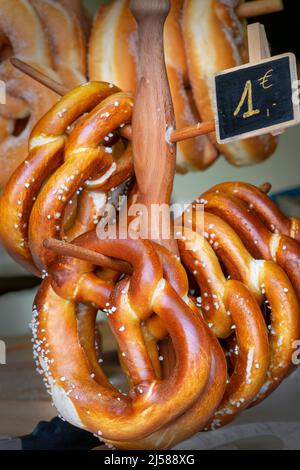 Primo piano del tradizionale pane tedesco (bretzel) in vendita in una panetteria Foto Stock